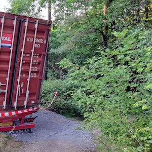 Abgesperrt ist seit dem Wochenende der Weg am Lüderich, auf dem der 40-Tonner-Lkw feststeckt.