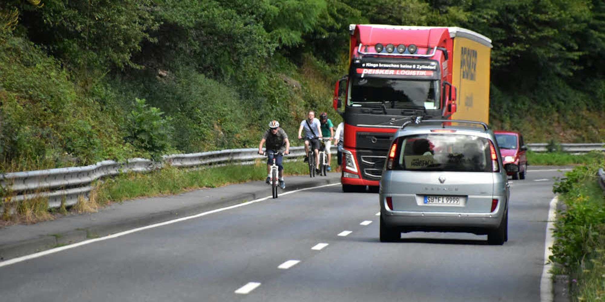 Eng und gefährlich ist es für Radfahrer an dieser Stelle der B 256 bei Windeck-Rosbach.