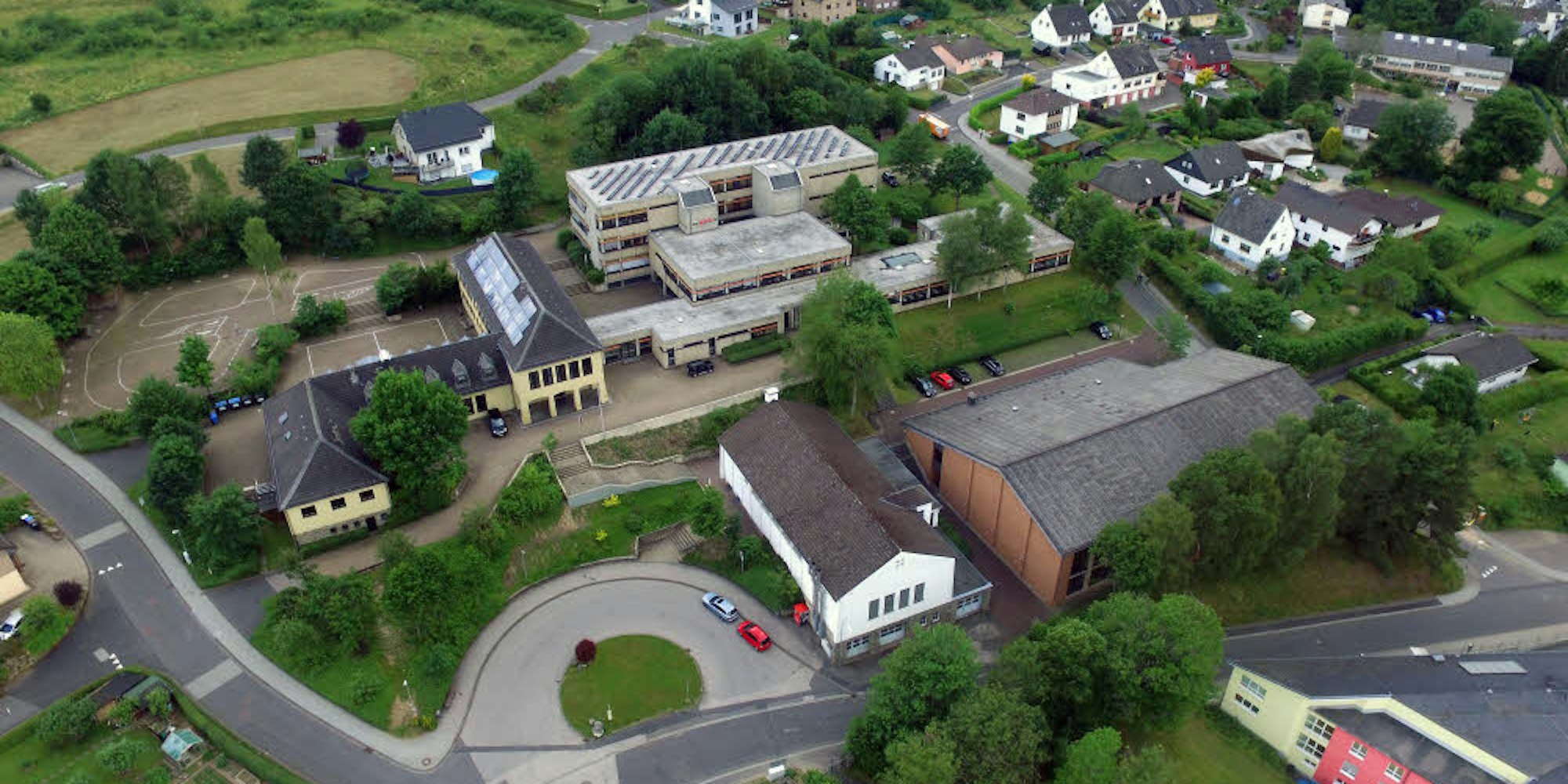 Die Entscheidung, ein Schulzentrum an der Hauptschule in Hellenthal zu bauen, wenn dies möglich ist, sorgt bereits seit Wochen für große Aufregung in der Bevölkerung.