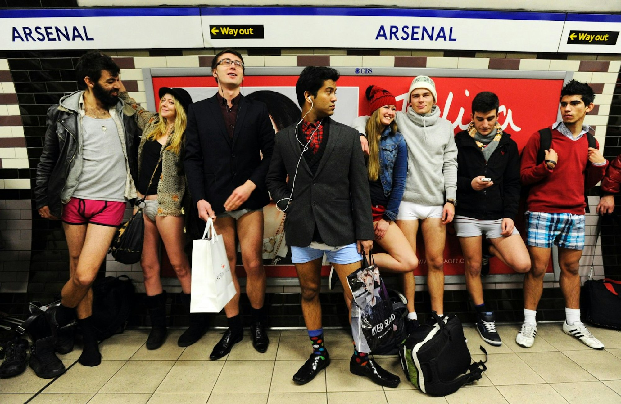U-Bahn-Fahren in London am „No Trousers Day“: Hier fällt auf, wer eine Hose trägt.