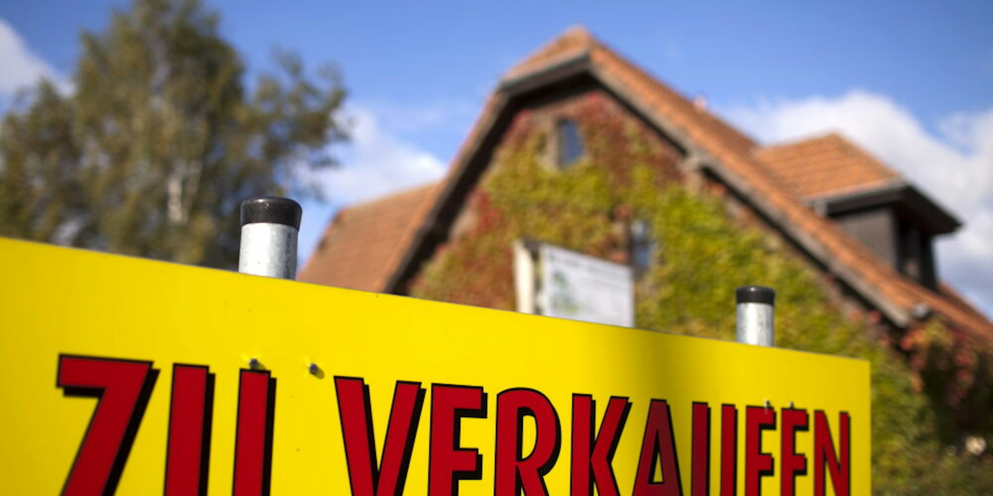 Auch Eigenheime legen zu: Im Vergleich zum Vorjahr sind die Preise für Bestandsimmobilien in Oberberg gestiegen. (Symbolbild)