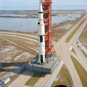Die Startrampe für die Saturn-5-Raketen der Apollo-Missionen (hier vor dem Start von Apollo 14) hat Poppel konstruiert.
