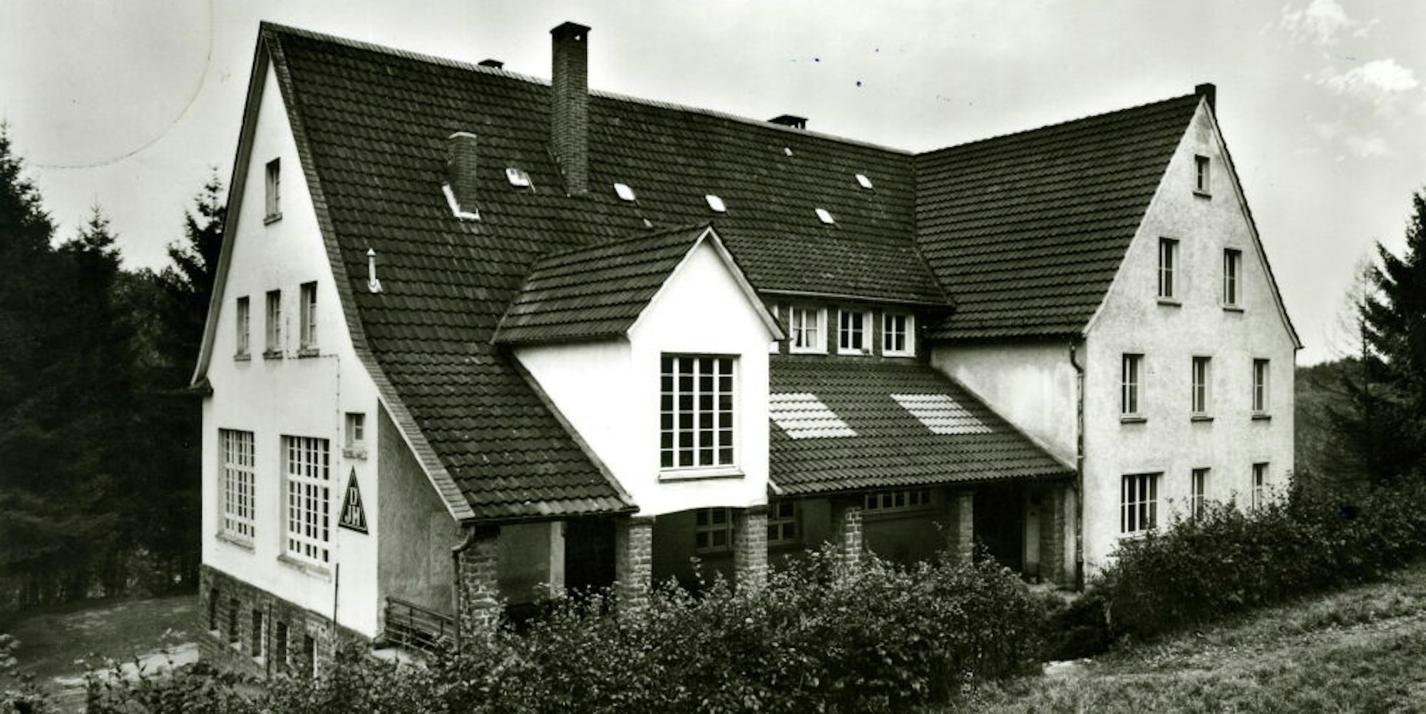 Eine Aufnahme aus dem Jahre 1952 zeigt die Jugendherberge Kürten nach dem Ausbau.