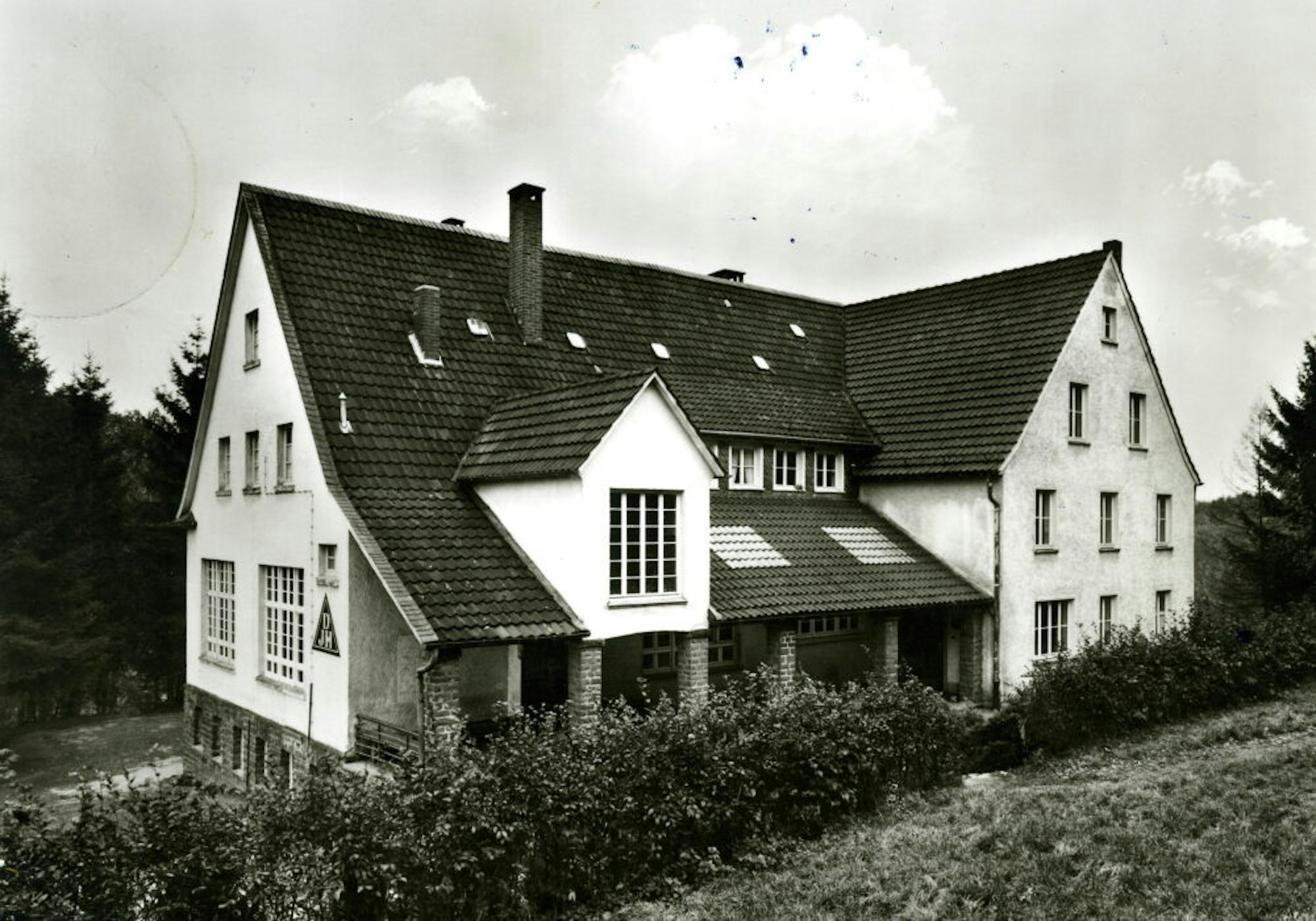 Eine Aufnahme aus dem Jahre 1952 zeigt die Jugendherberge Kürten nach dem Ausbau.