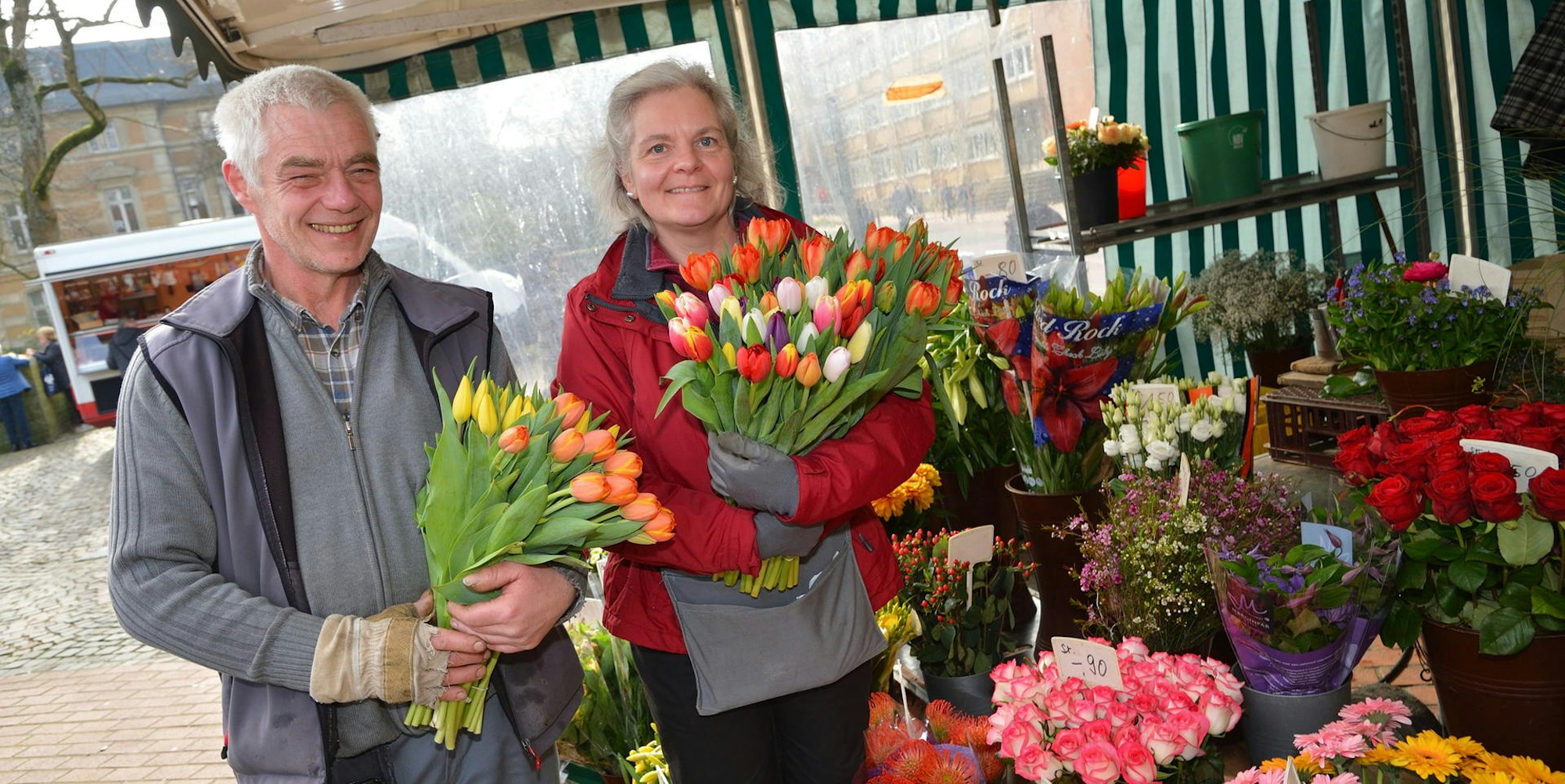 Tanja und Ralf Klein verkaufen Blumen auf dem Wochenmarkt. Das ist noch gestattet.
