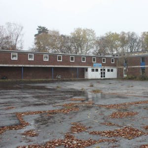 Der Schulhof der ehemaligen Hauptschule Flittard ist der Stadtverwaltung zu klein.