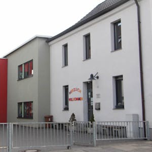 In einem Gebäude der Gemeinschaftsgrundschule in Badorf sind Weichmacher und Flammschutzmittel entdeckt worden. Derzeit werden Flure und Räume täglich besonders gründlich gereinigt.