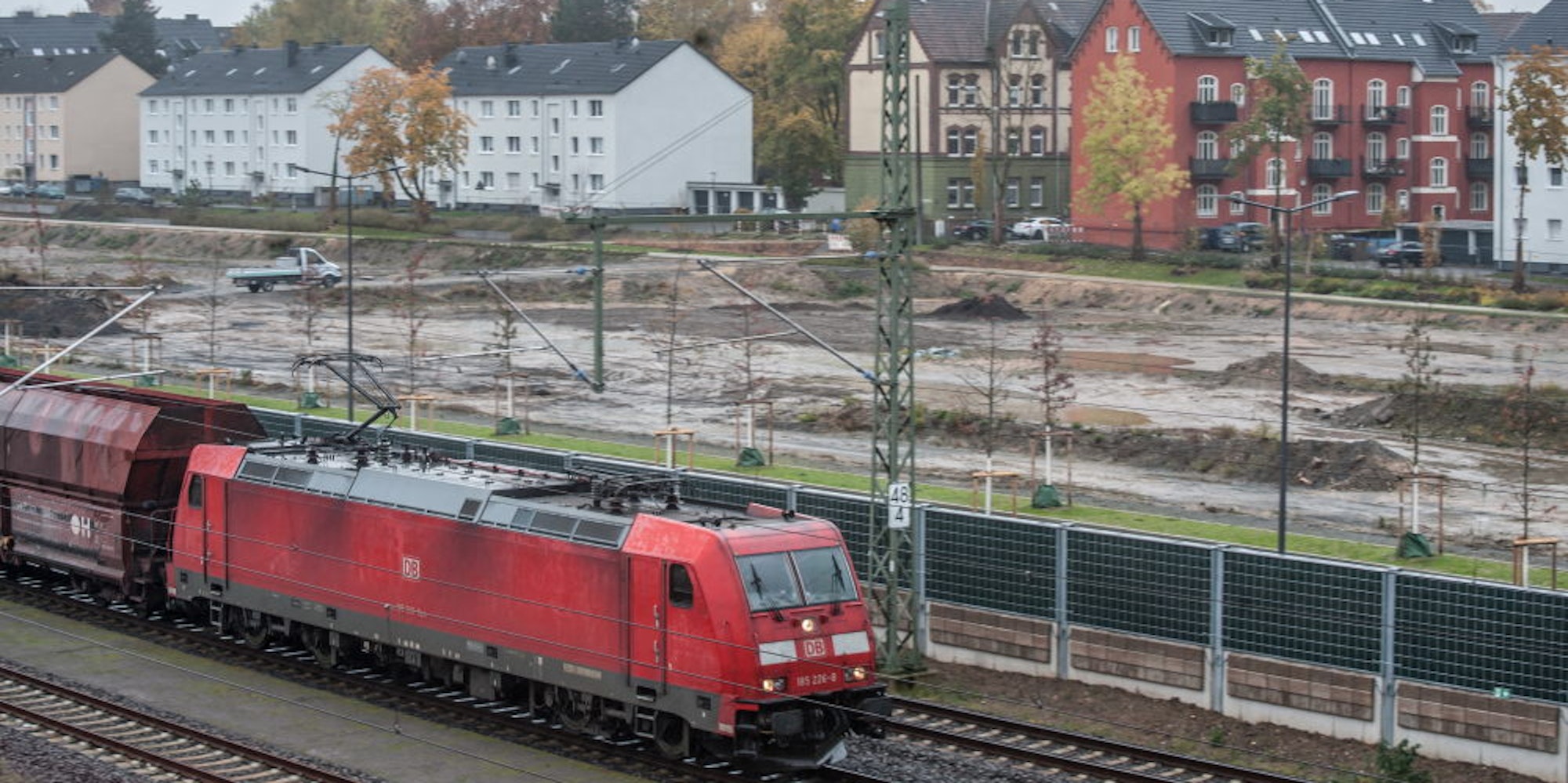 Die Lärmschutzwand entlang der Bahnlinie in Opladen ist mit Kosten verbunden, die auf viele Hausbesitzer umgelegt werden.