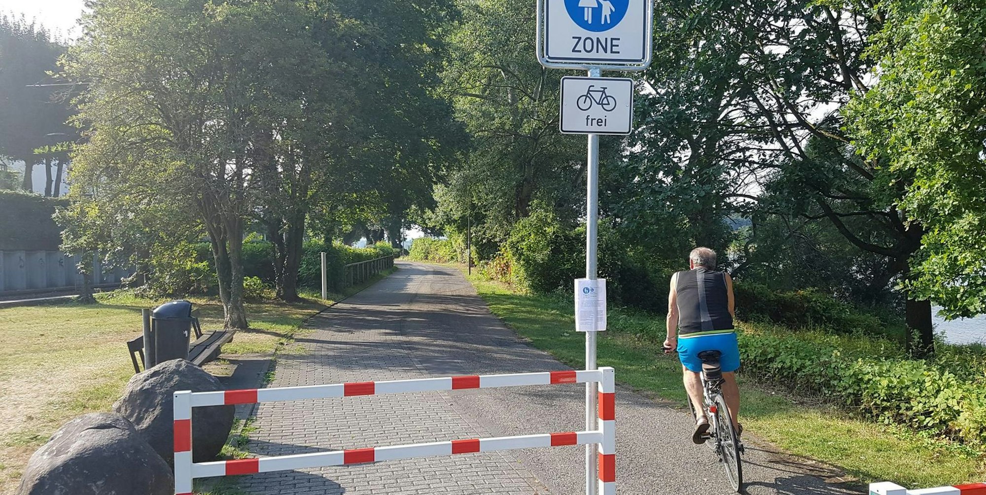 Mit einem Wust an Schildern und zusätzlichen Erklärungen hat die Stadt die Fußgängerzonenregelung auf der Rheinpromenade umgesetzt, auf der im Jahr rund 350 000 Radfahrer unterwegs sind, die nun eigentlich alle Schritttempo fahren müssen. Die Alternativroute nutzt aber kaum ein Radfahrer. Und die Umlaufsperren sind kein wirkliches Hindernis.