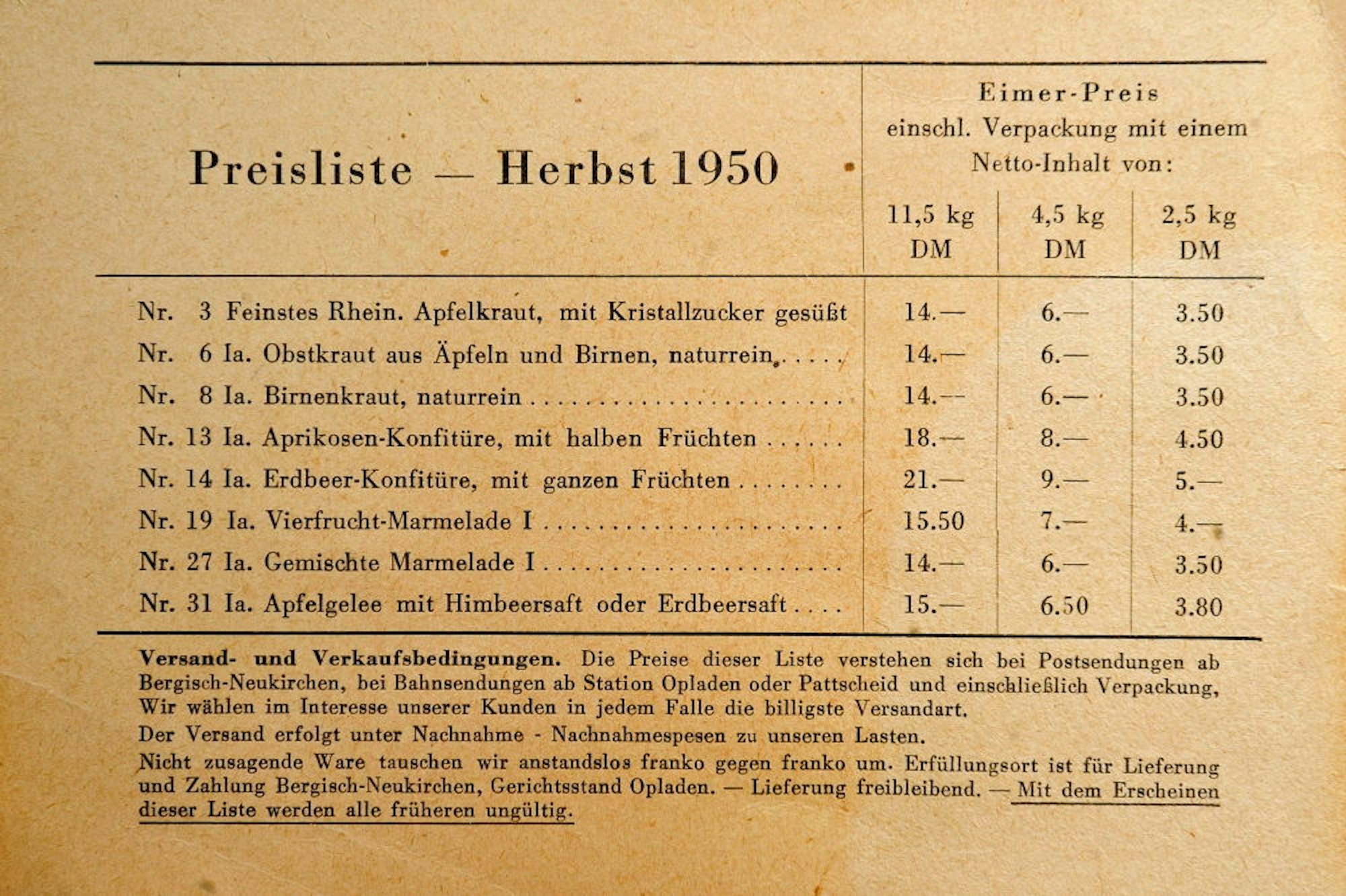 Eine Original-Preisliste von 1950: Konfitüre, Apfelkraut, Apfelgelee im Eimer. Man merkt: In Bergisch Neukirchen dreht sich alles um Obst.