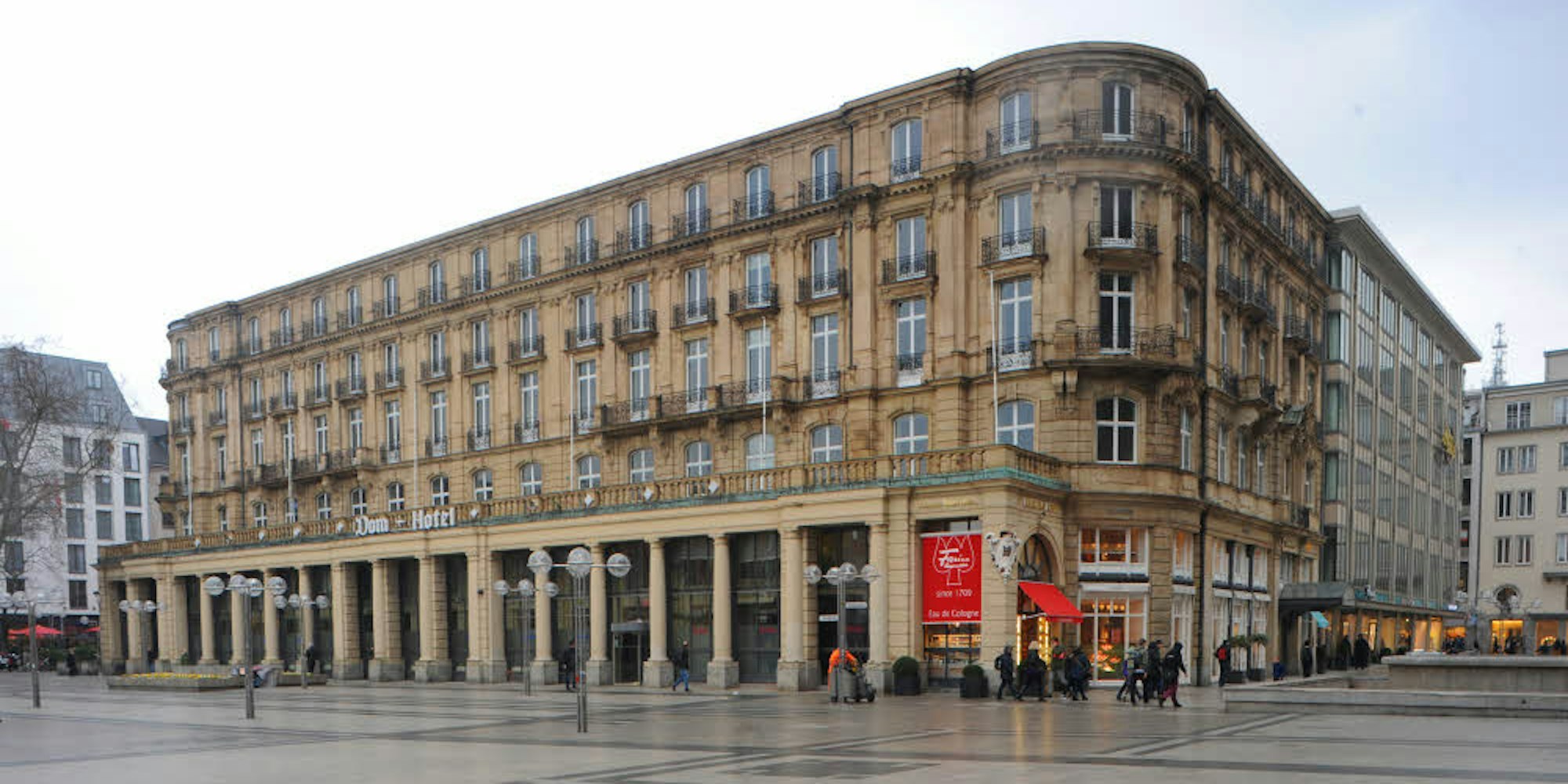 Das Dom-Hotel und das benachbarte Blau-Gold-Haus (r.) am Roncalliplatz stehen bereits seit mehr als drei Jahren leer. Lediglich einige der Ladenlokale im Erdgeschoss sind zurzeit noch vermietet.