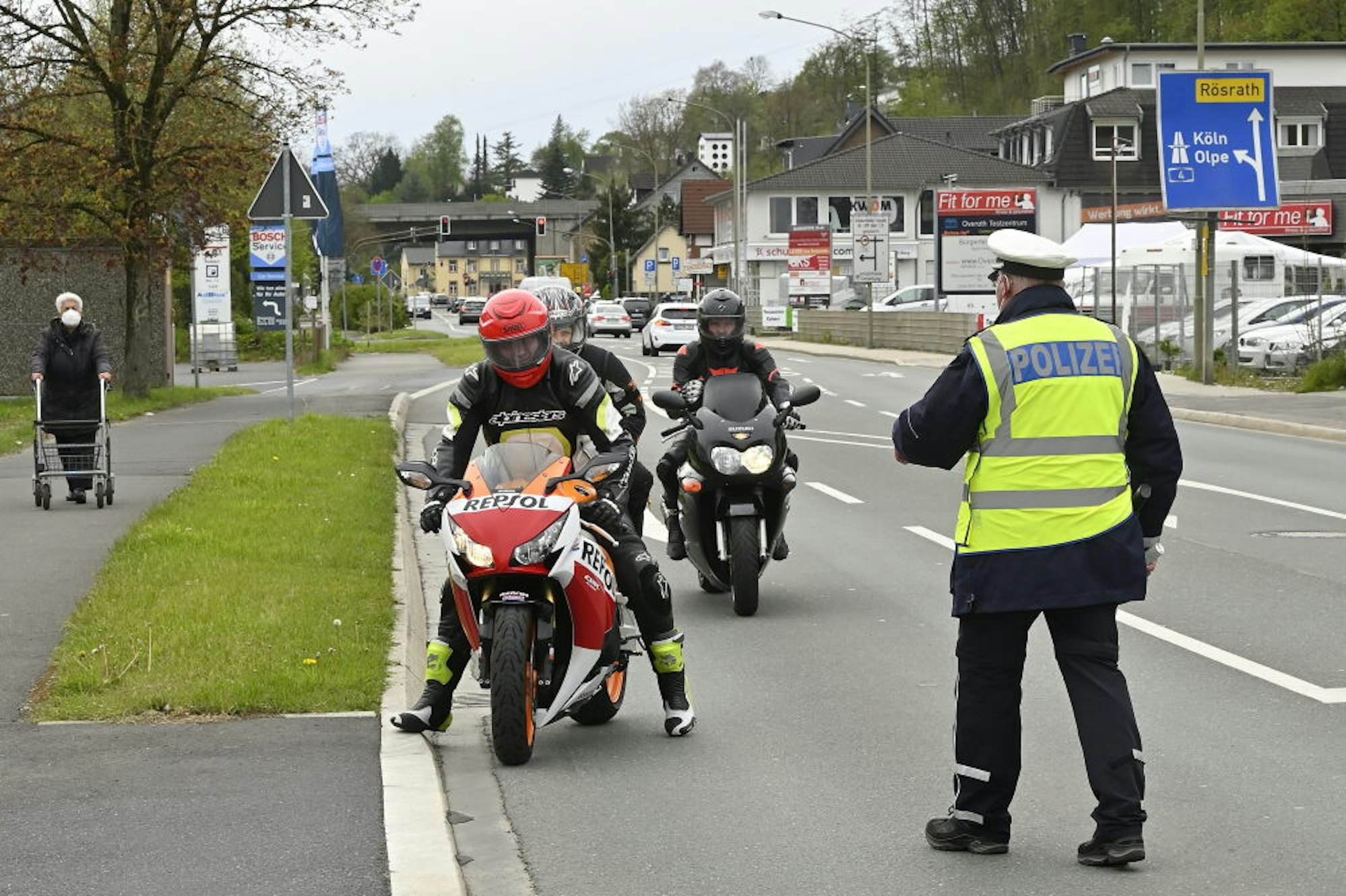 Unweit der A4-Abfahrt Untereschbach sprach die Polizei mit den Kradfahrern. Manche bekamen auch handfesten Ärger.