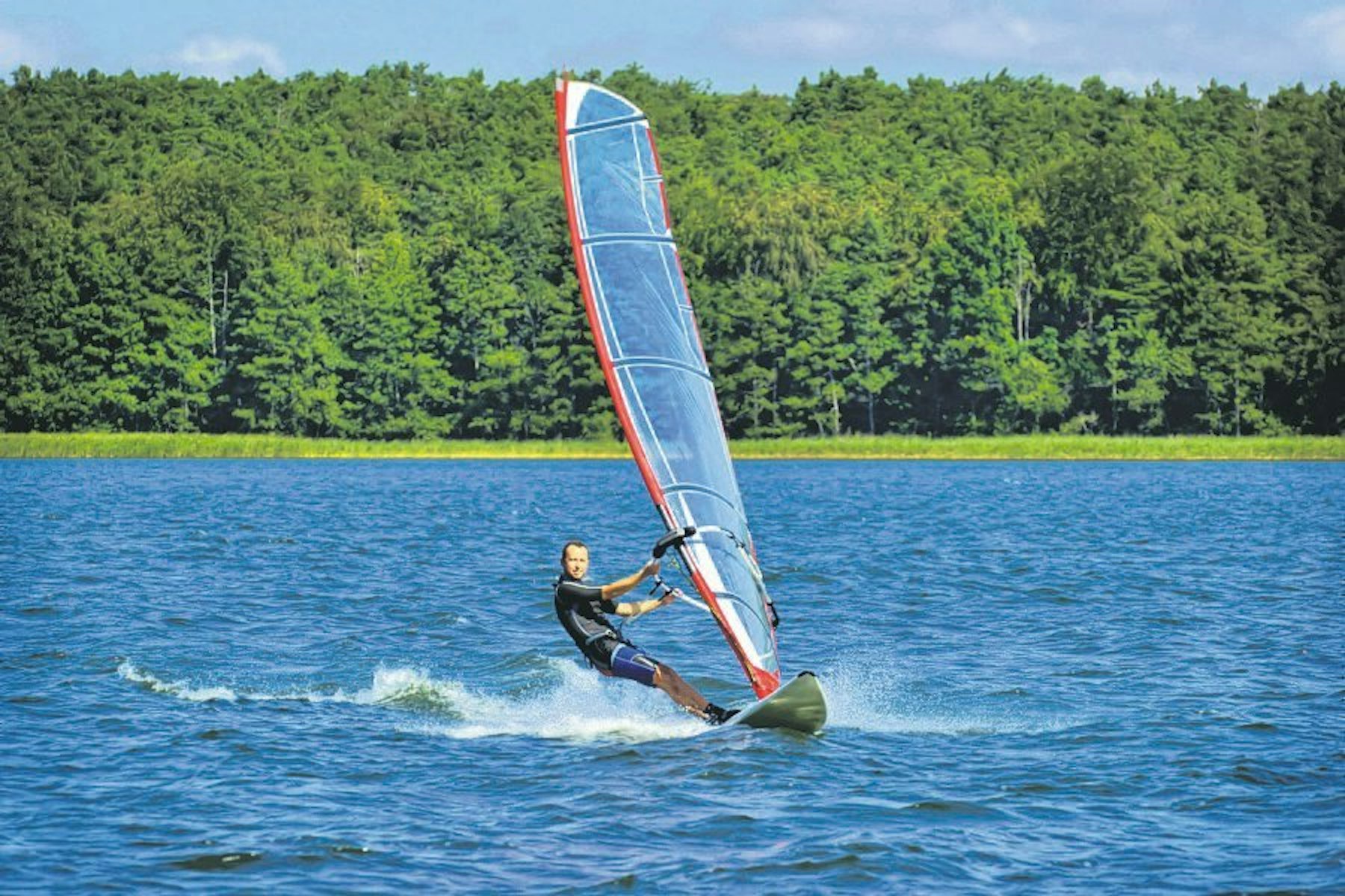 Windsurfen gehört zu den beliebten Sportarten auf dem Wasser.