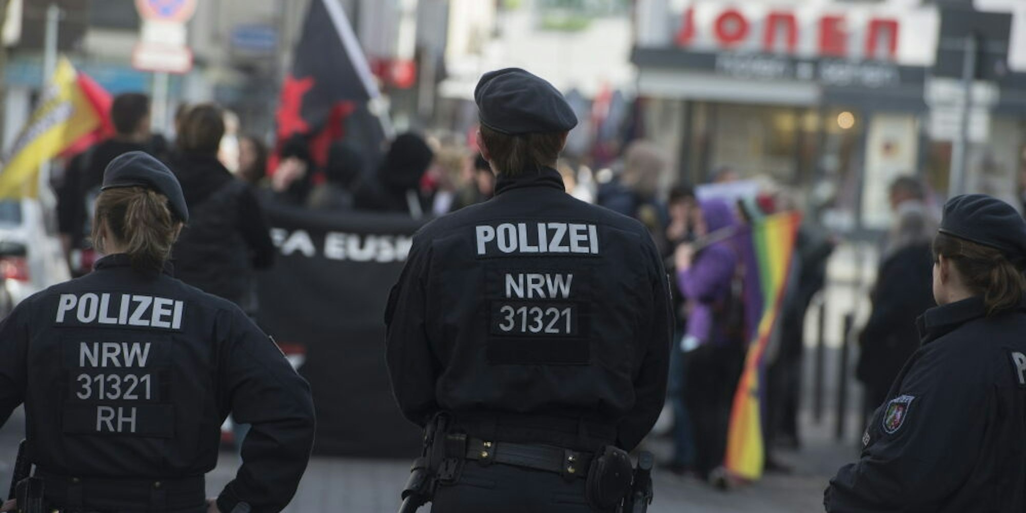 Kräfte einer Hundertschaft der Polizei sollen am Samstag, wie hier bei einer früheren AfD-Veranstaltung in Euskirchen, dafür sorgen, dass es friedlich bleibt.