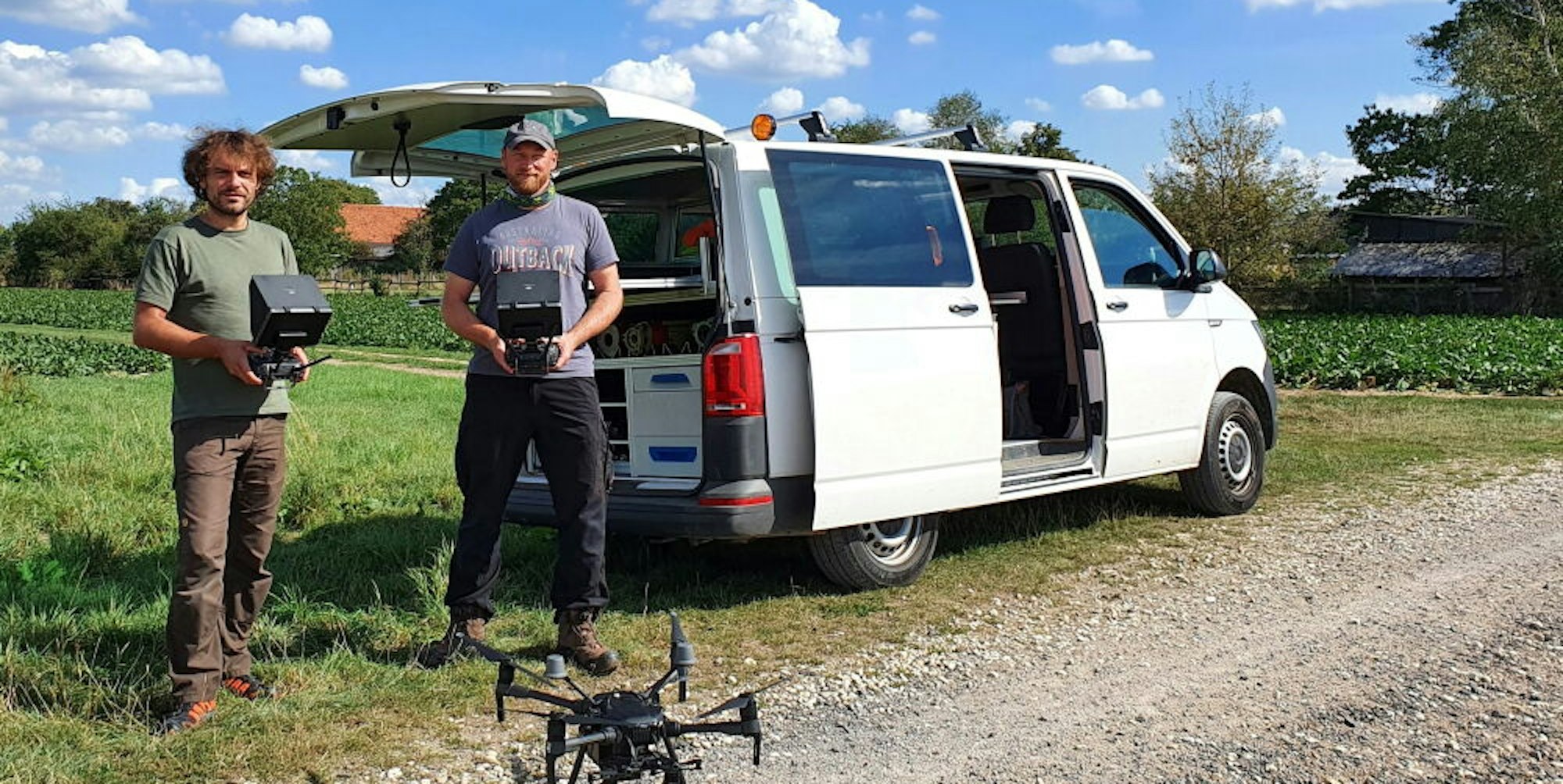 Die beiden Piloten der Kreisverwaltung sind zurzeit mit der Drohne in offizieller Mission im Mechernicher Stadtgebiet im Einsatz: André Geißler (l.) und Andreas Axmacher.