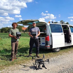 Die beiden Piloten der Kreisverwaltung sind zurzeit mit der Drohne in offizieller Mission im Mechernicher Stadtgebiet im Einsatz: André Geißler (l.) und Andreas Axmacher.