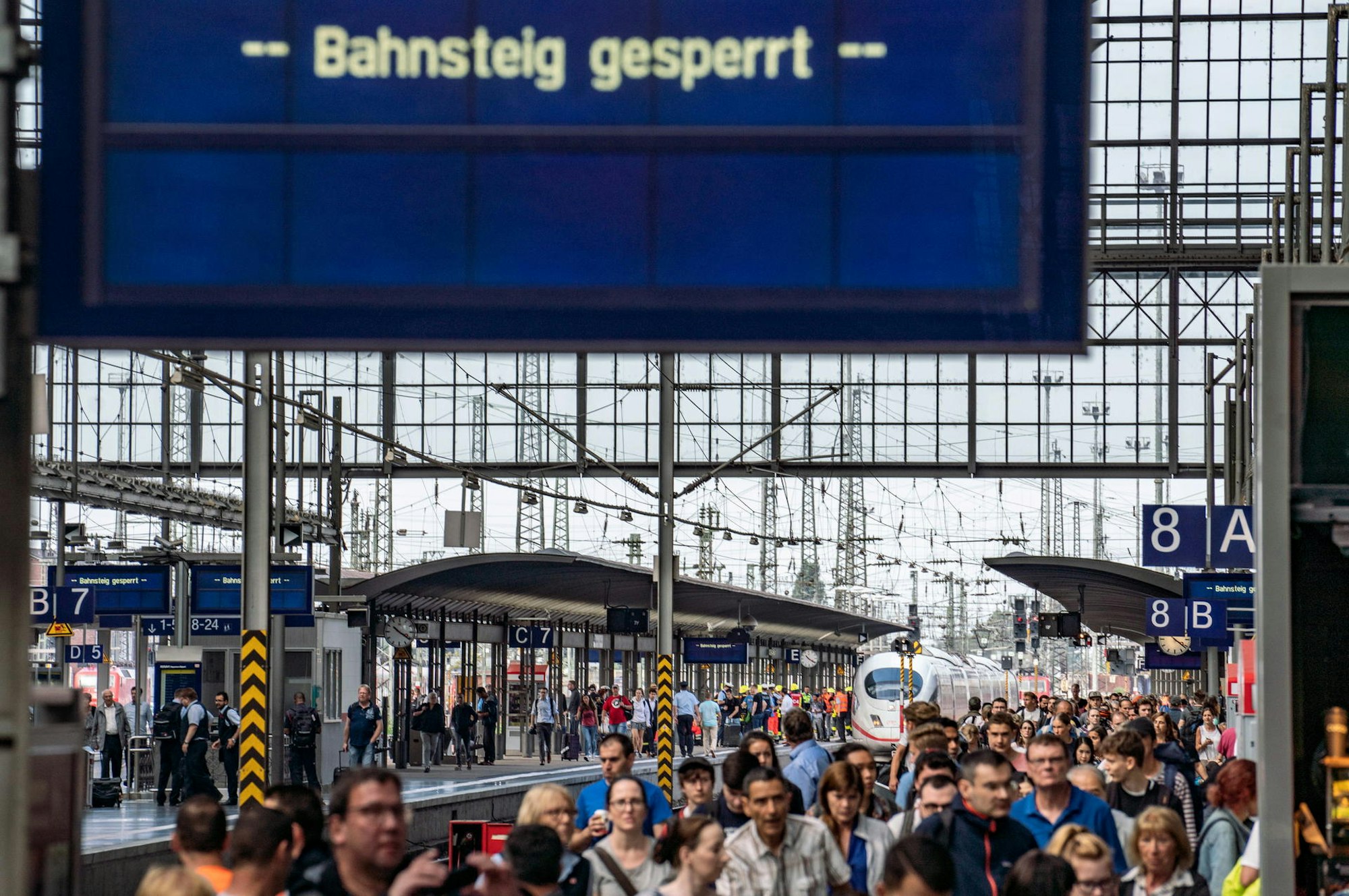 Frankfurt_Hauptbahnhof_Einsatz-Bahnsteig