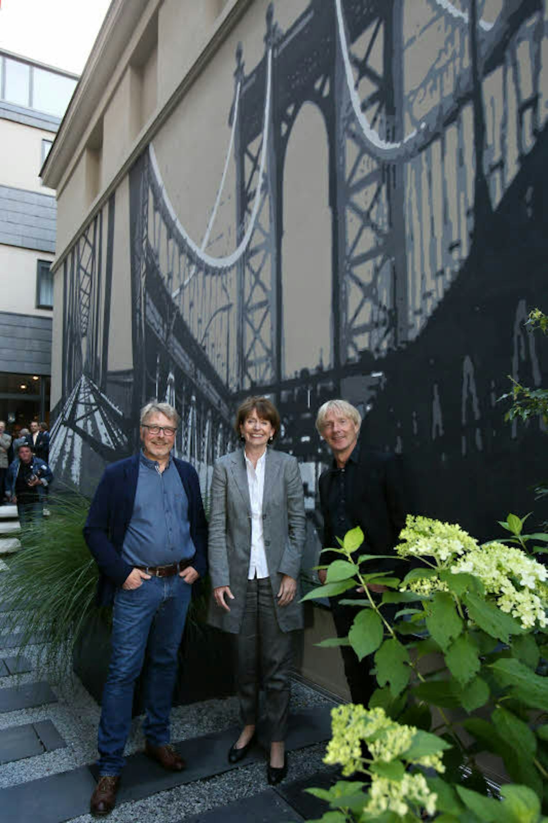 Ausstellungseröffnung vor der Hausfassade: Harald Klemm (v.l.), Oberbürgermeisterin Henriette Reker und Thomas Baumgärtel