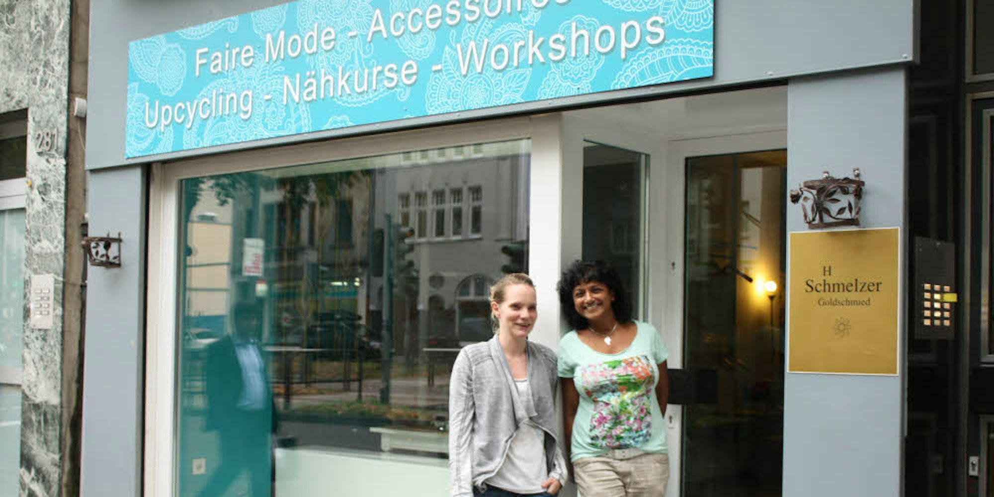 Sona Alumkal (r.) und Kathrin Hittorf vor ihrem Geschäft an der Luxemburger Straße