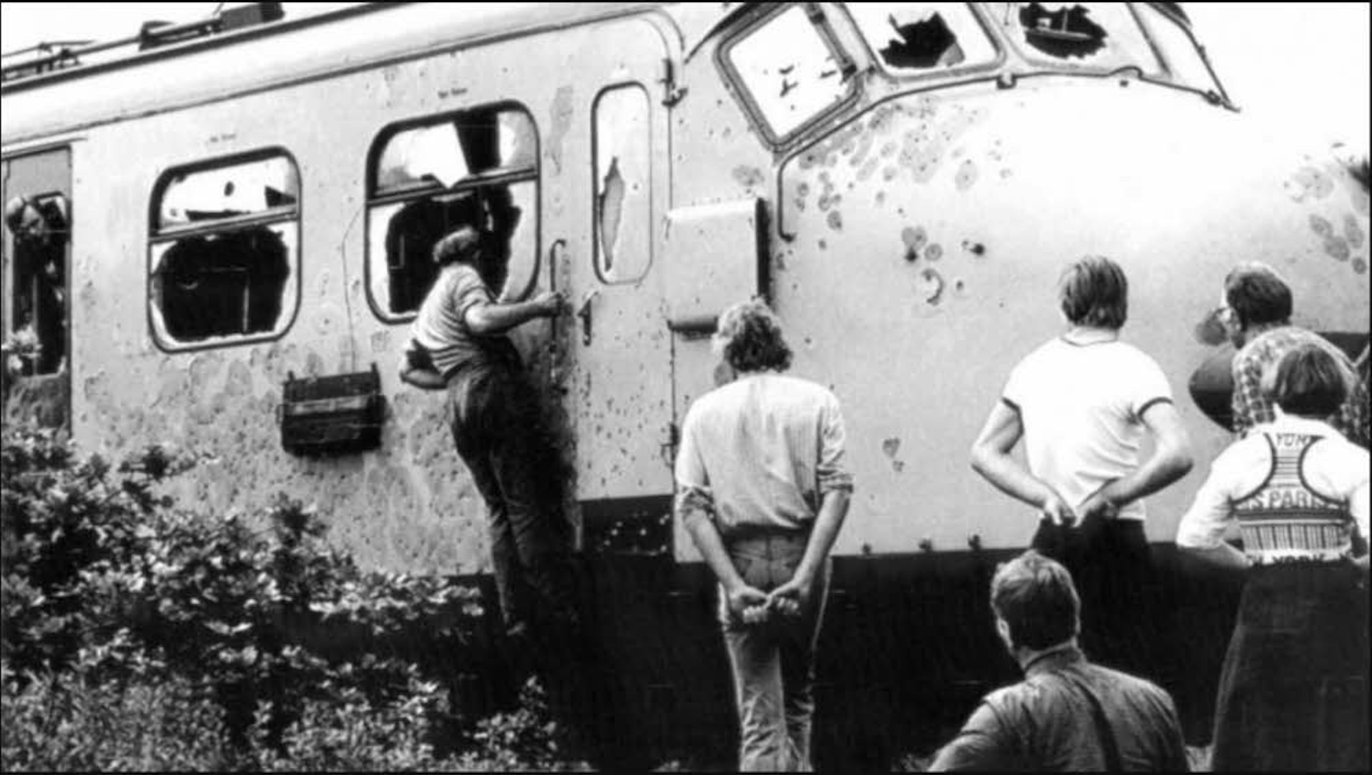 Juni 1977 bei Groningen, Niederlande: Schaulustige betrachten einen beschädigten Zug, in dem Aktivisten der molukkischen Minderheit Geiseln gehalten hatten. Günther Braun war damals als Reporter vor Ort. Heute sperrt die Polizei Tatorte weiträumig ab.