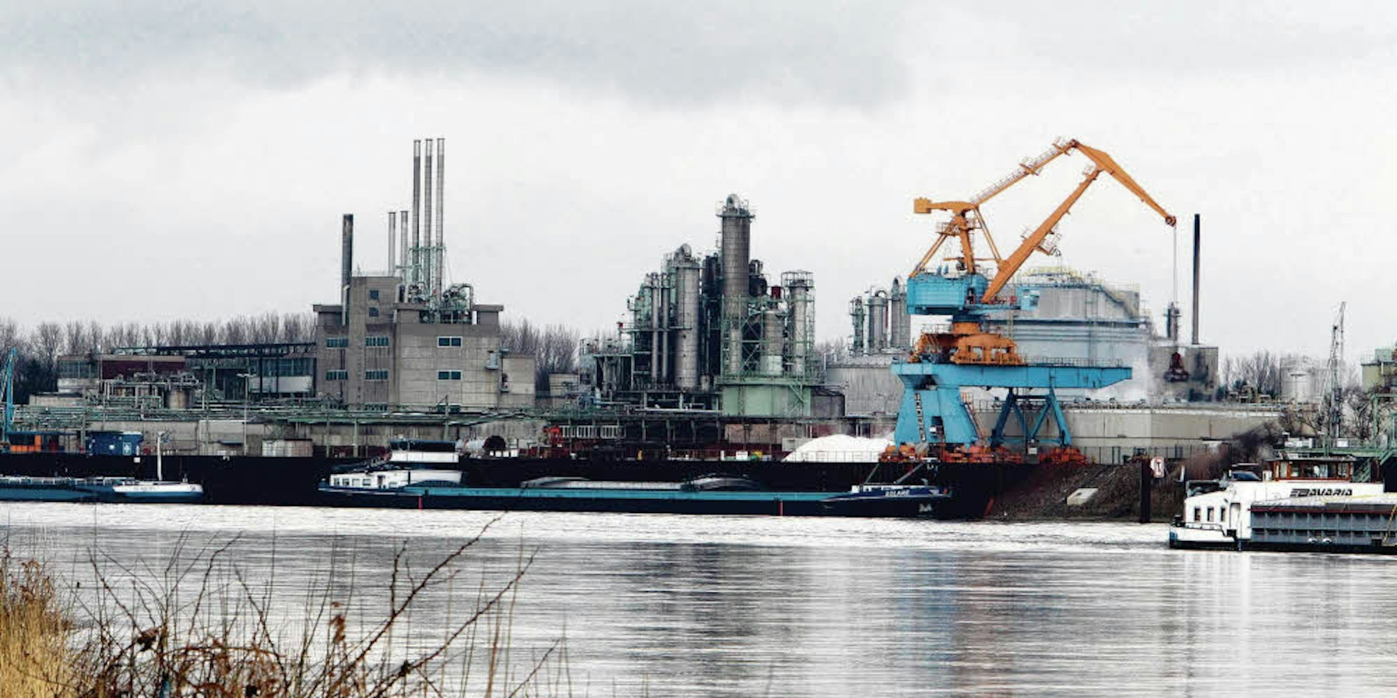 Der Rheinhafen Lülsdorf auf dem Gelände der Evonik soll zu einem Containerterminal ausgebaut werden – jetzt klagt die Stadt Köln gegen die Baugenehmigung.