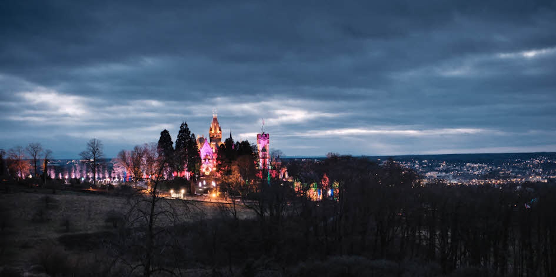 Ein Besuchermagnet: Das Schlossleuchten lockte in diesem Jahr mehr als 22 000 Menschen auf den Drachenfels – ein neuer Rekord.
