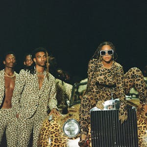 Beyonce Knowles (Mitte) in einer Szene ihre Films „Black is King.“