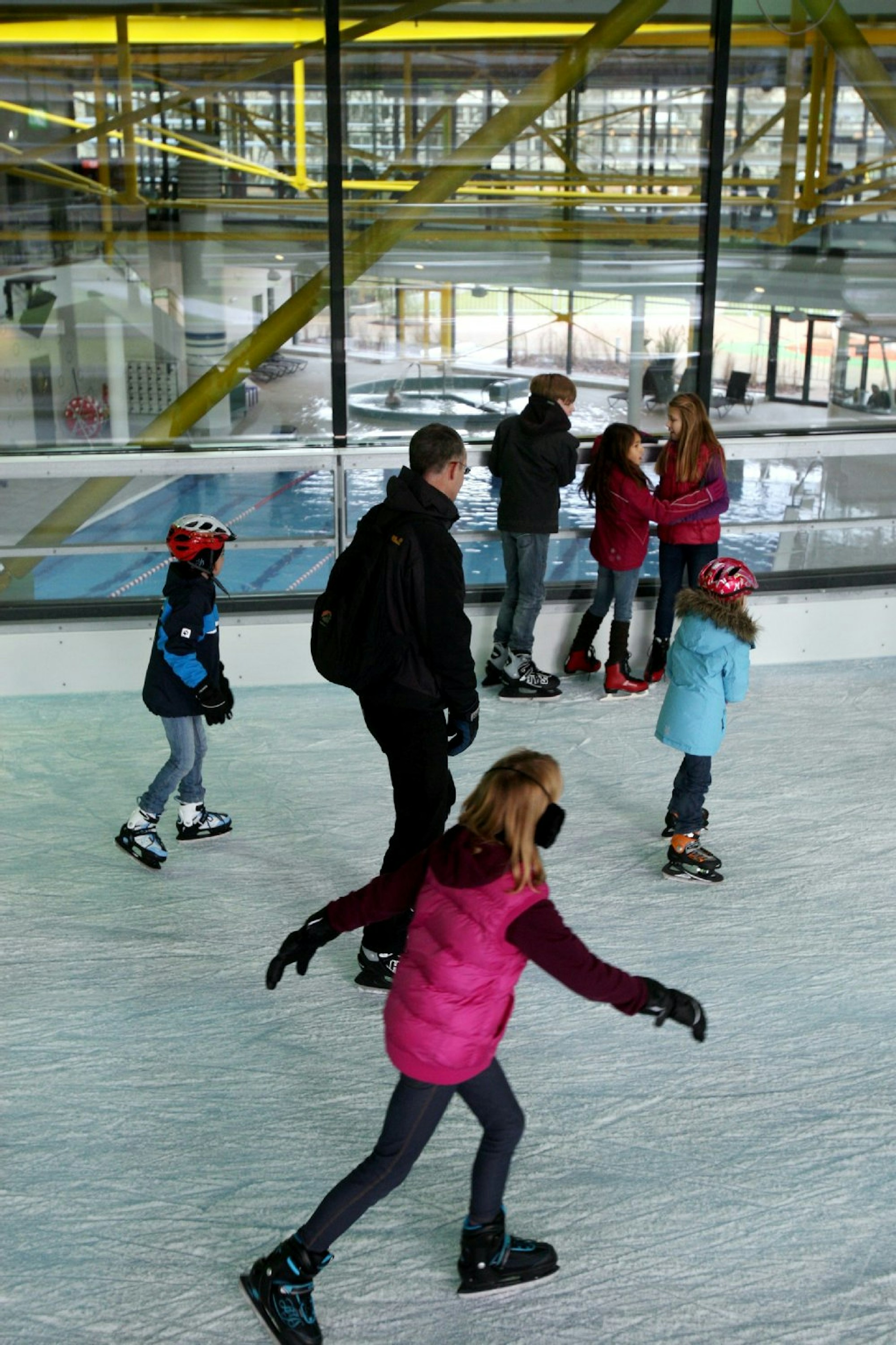 Im Kölner Lentpark ist Schlittschuhlaufen das ganze Jahr angesagt.