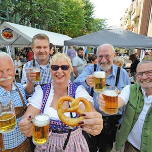 Bayrische Stimmung in Leichlingen: Für die Besucher gab es Brezn und Bier.