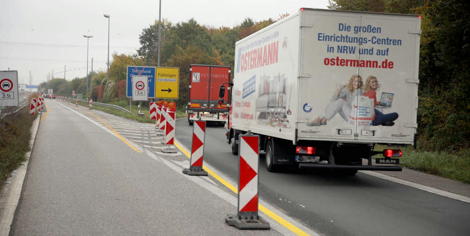 Die Baken an der Ausfahrt Fühlingen werden immer wieder von Lkw-Fahrern auf die Seite gestellt, um illegal auf die Leverkusener Rheinbrücke zu kommen. 