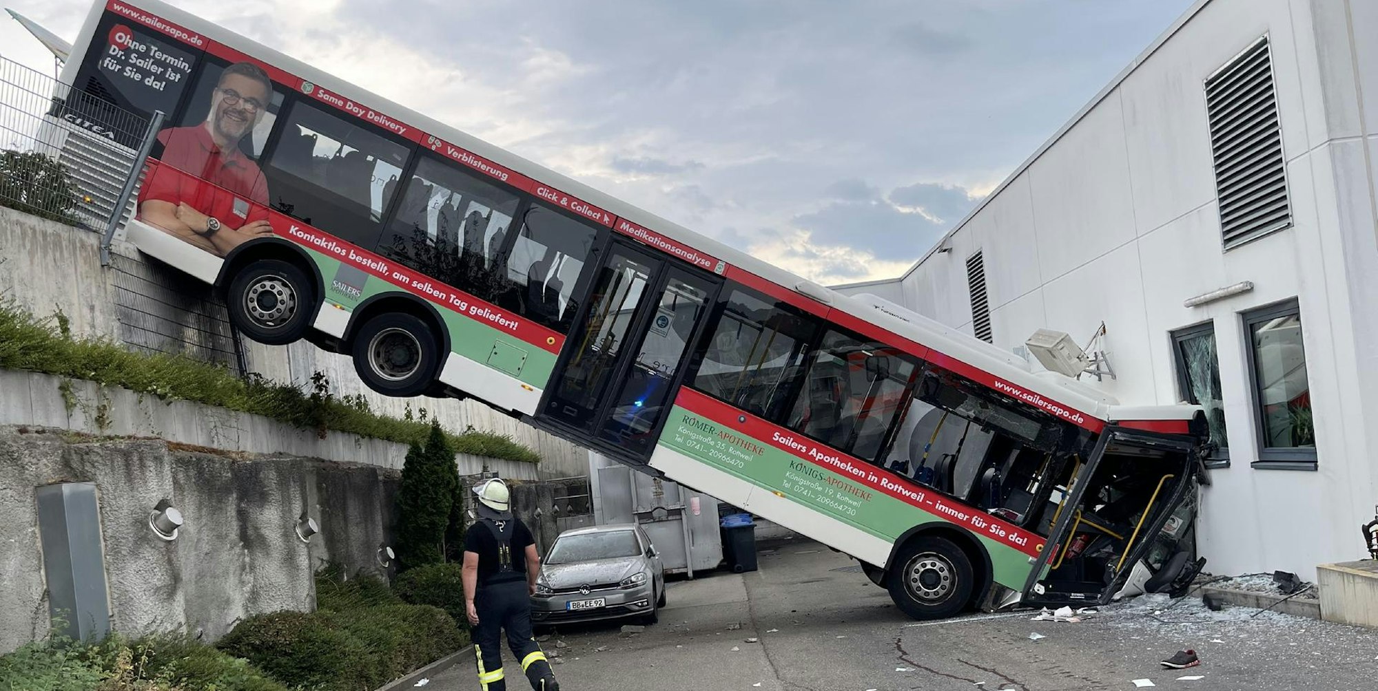 Bus stürzt über Abhang