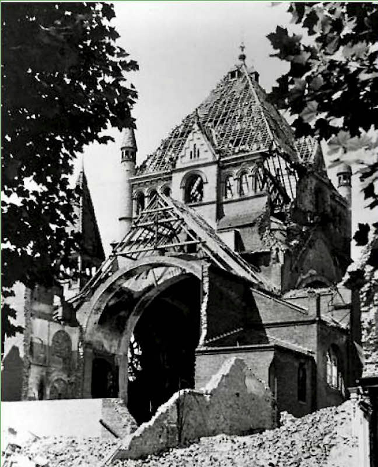 Die zerstörte Synagoge an der Roonstraße nach der Novemberpogromnacht 1938