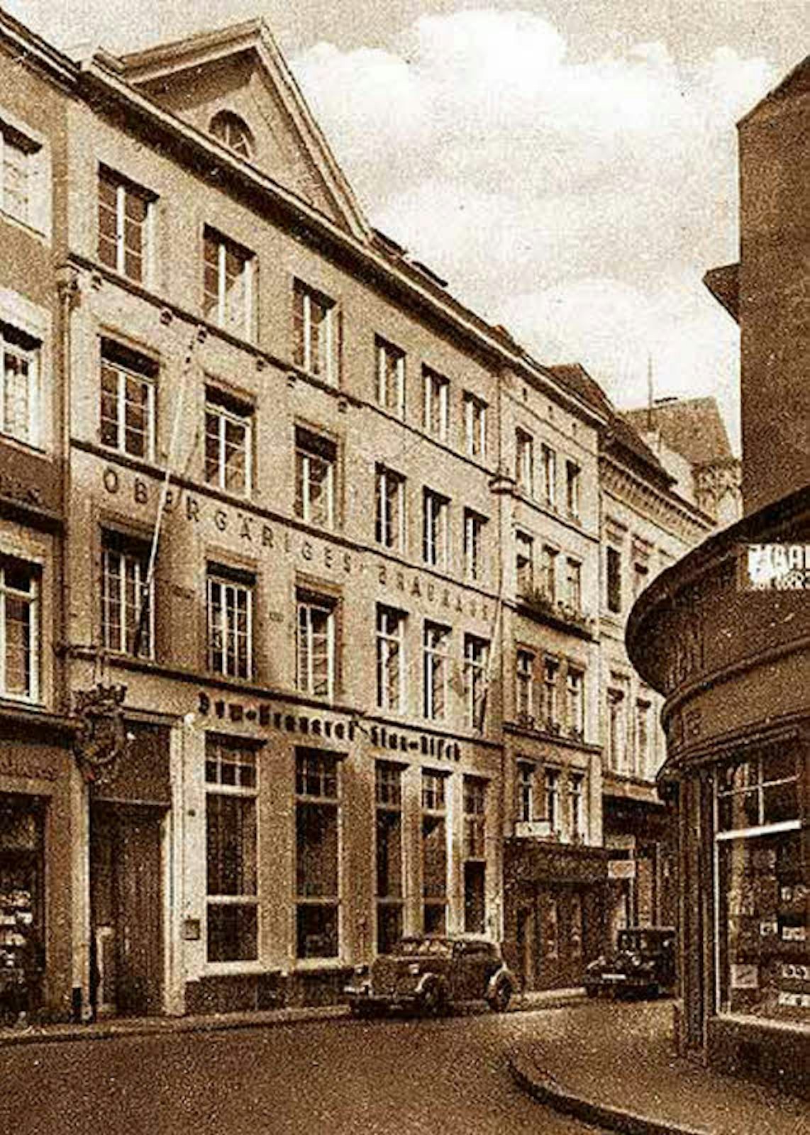 Bis zum Ende der 1930er Jahre prangte der Schriftzug „Dom-Brauerei“ an der Fassade, ehe dieser Name dort gerichtlich verboten wurde.