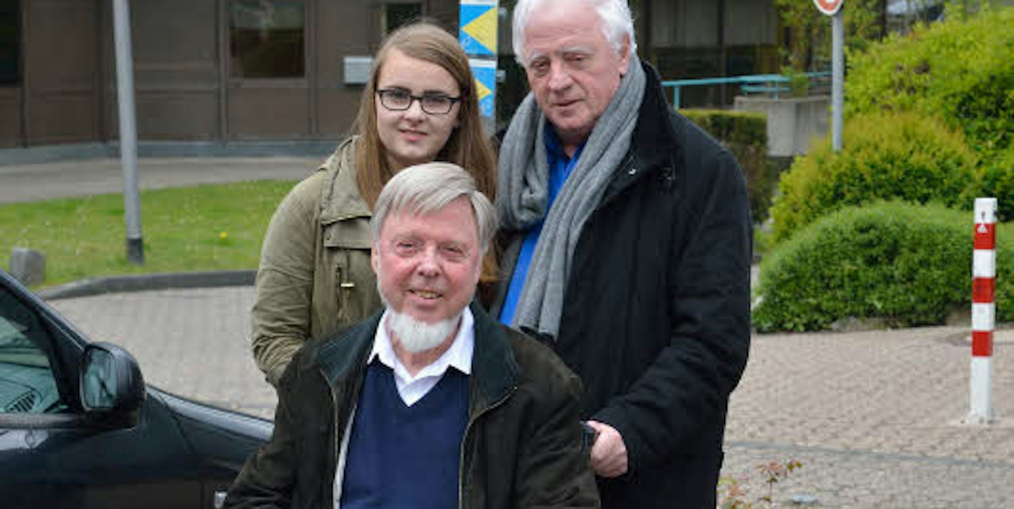 Peter Hillebrand (r.) setzt sich mit einer Petition für kürzere Bearbeitungsfristen ein. Anna-Lena Steinkrüger und Holger Thien warten schon seit Monaten auf ihren Behindertenausweis.