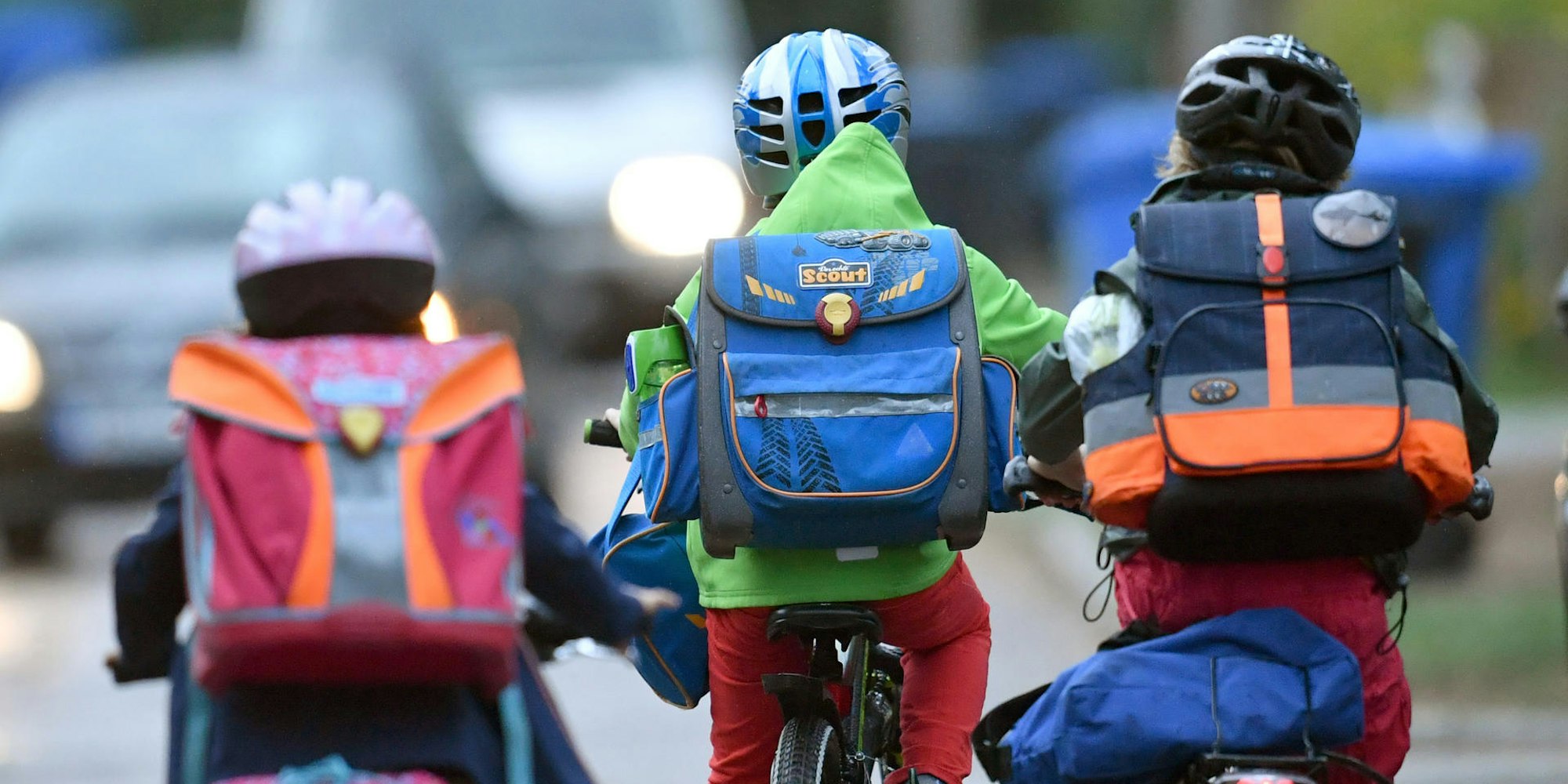 Kinder mit Ranzen auf Fahrrad Schulweg dpa