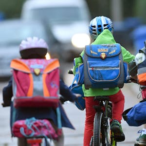 Kinder mit Ranzen auf Fahrrad Schulweg dpa