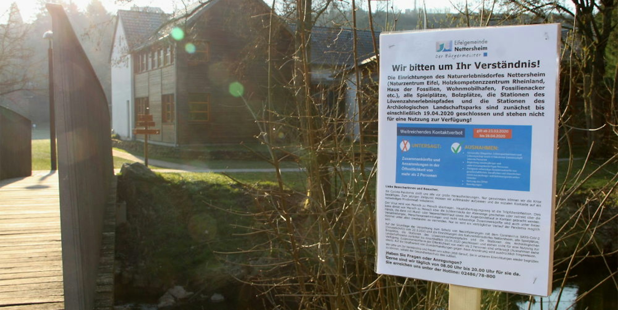 Mit Schildern wird in Nettersheim auf die Lage und die Sperrung der Attraktionen hingewiesen.