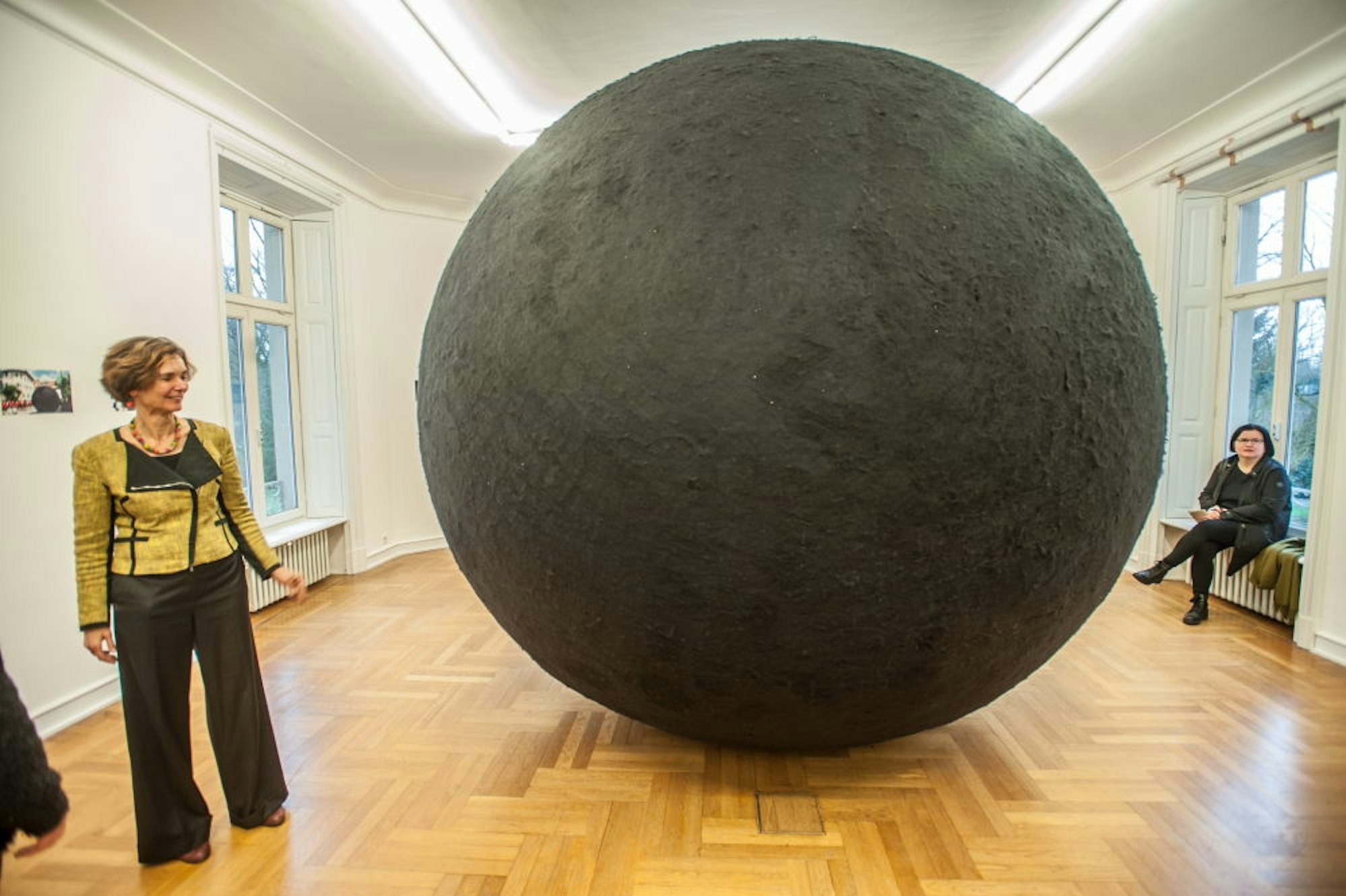 Schwarzes, rundes Ding: Yvonnen Dröge Wendels „Black Ball“ rollt über Straßen und durch Museen auf allen Kontinenten.