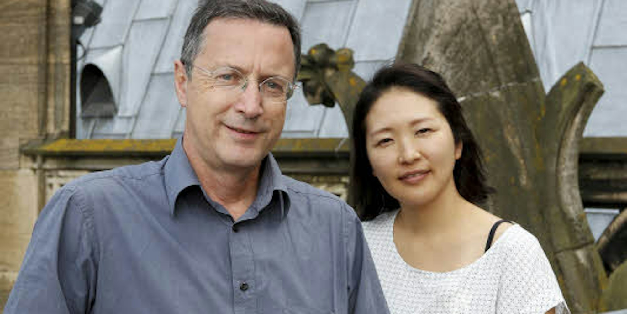 Klaus Scherer und Azusa Mori oben in luftiger Höhe auf dem Dom