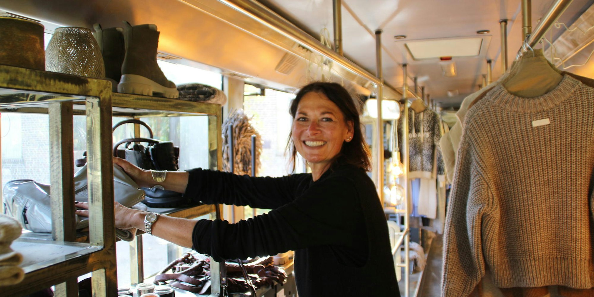 Regale statt Sitzplätze: Miriam Nölkensmeier hat ihren Concept Store „Bottega“ in einen ehemaligen Schulbus verlagert.