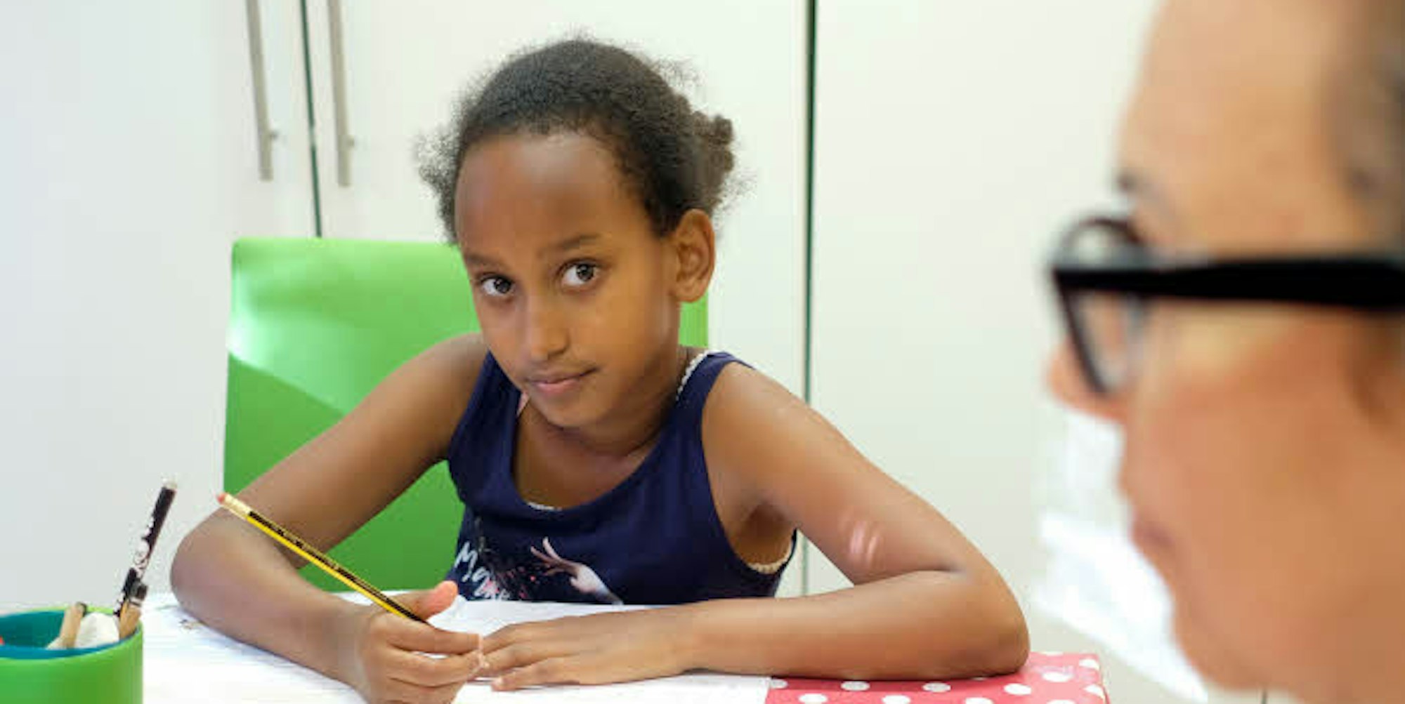 Saron (9) wird im „Café i wie international“ beim Lernen betreut.