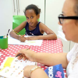 Saron (9) wird im „Café i wie international“ beim Lernen betreut.