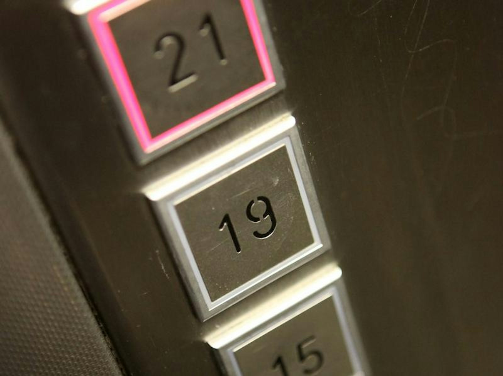Viele Etagen Zeit, um sich zu blamieren: Arbeitnehmer sollten im Aufzug einige Etikette-Regeln beachten.