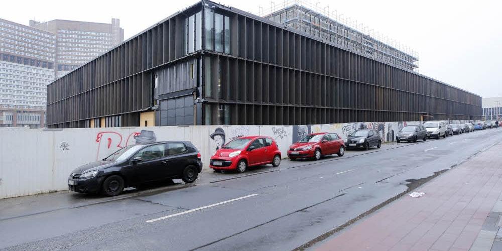 Erst ab 2021 ist das neue Historische Archiv am Eifelwall/Luxemburger Straße nutzbar. Im Hintergrund das Justizzentrum.