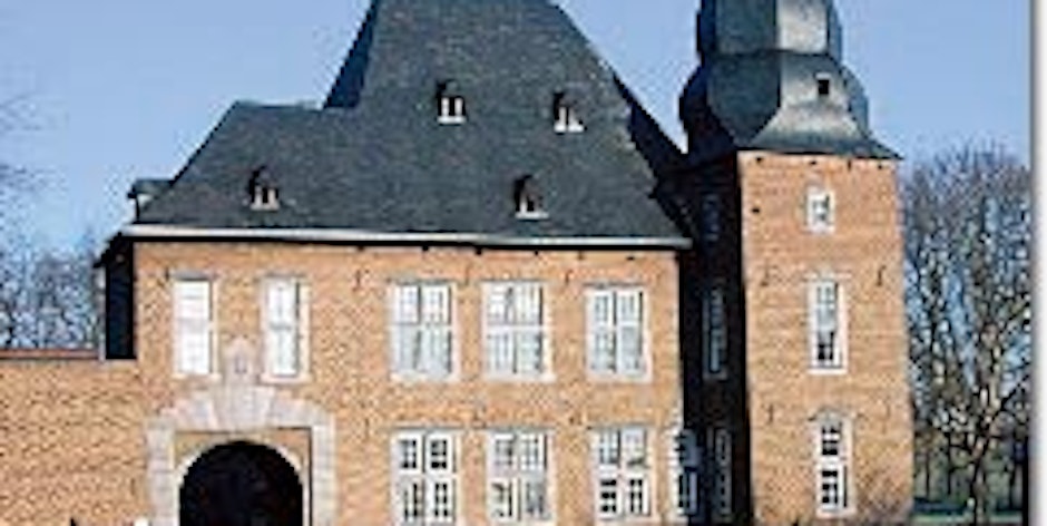 Vor 400 Jahren wurde das Herrenhaus des Gutes Etgendorf burgartig ausgebaut. Schon von weitem ist das Wahrzeichen, der vierkantige Turm, gut zu sehen.