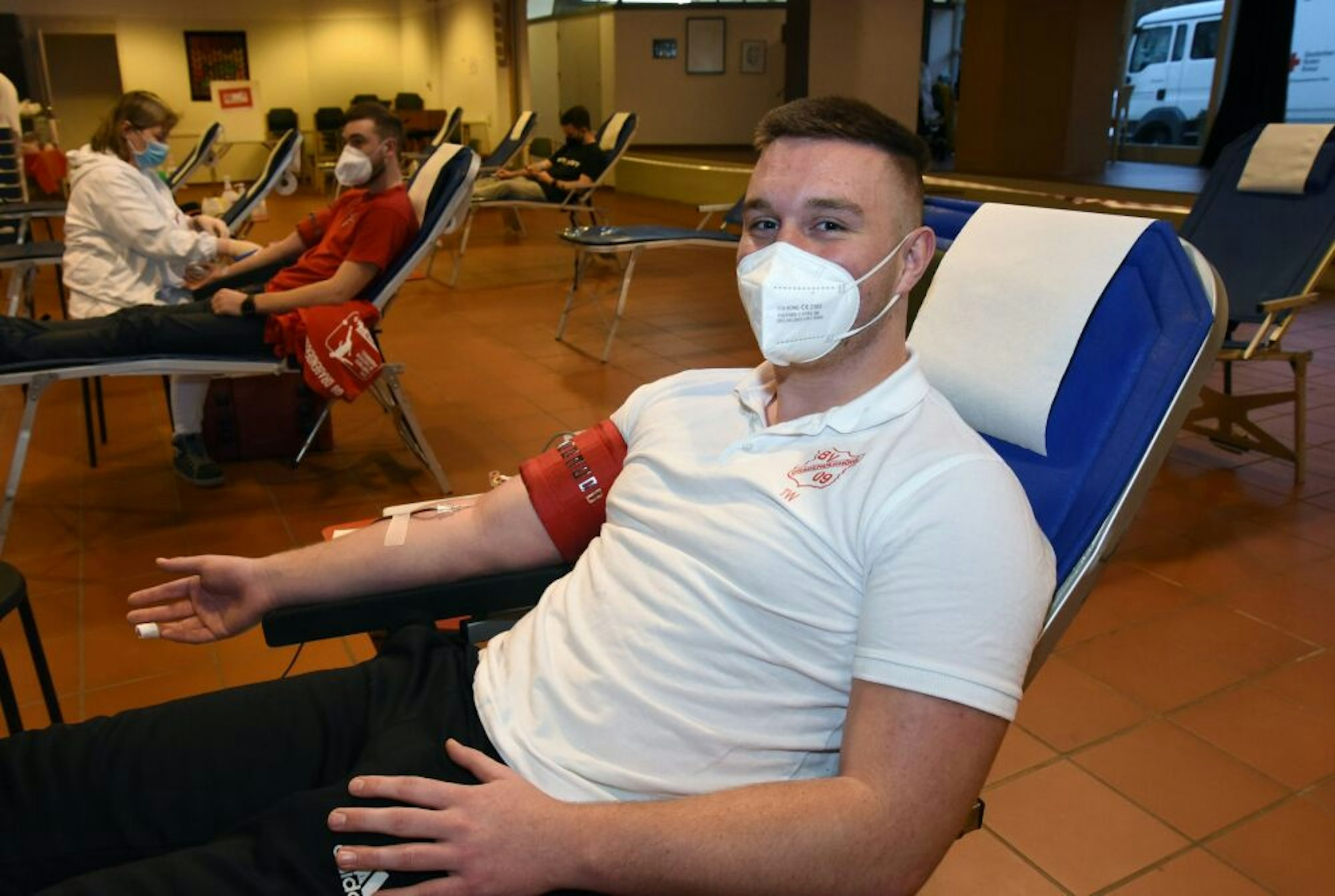 Für Tobias Witte aus der ersten Mannschaft des BV 09 Drabenderhöhe ist das Blutspenden eine Premiere.