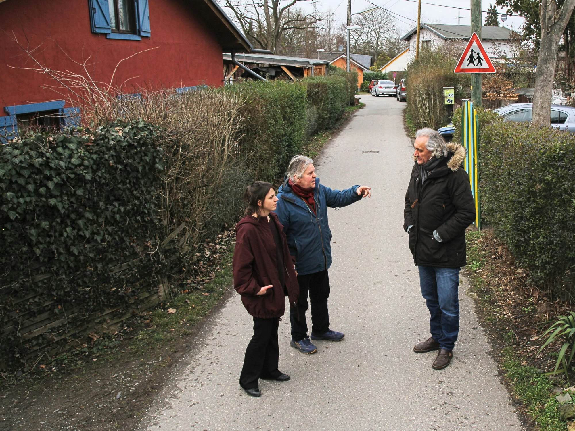 Georg Brombach (in blauer Jacke) , Sonja Franke und Ralf Leppin vertreten die Mietergenossenschaft Kalscheurer Weg.