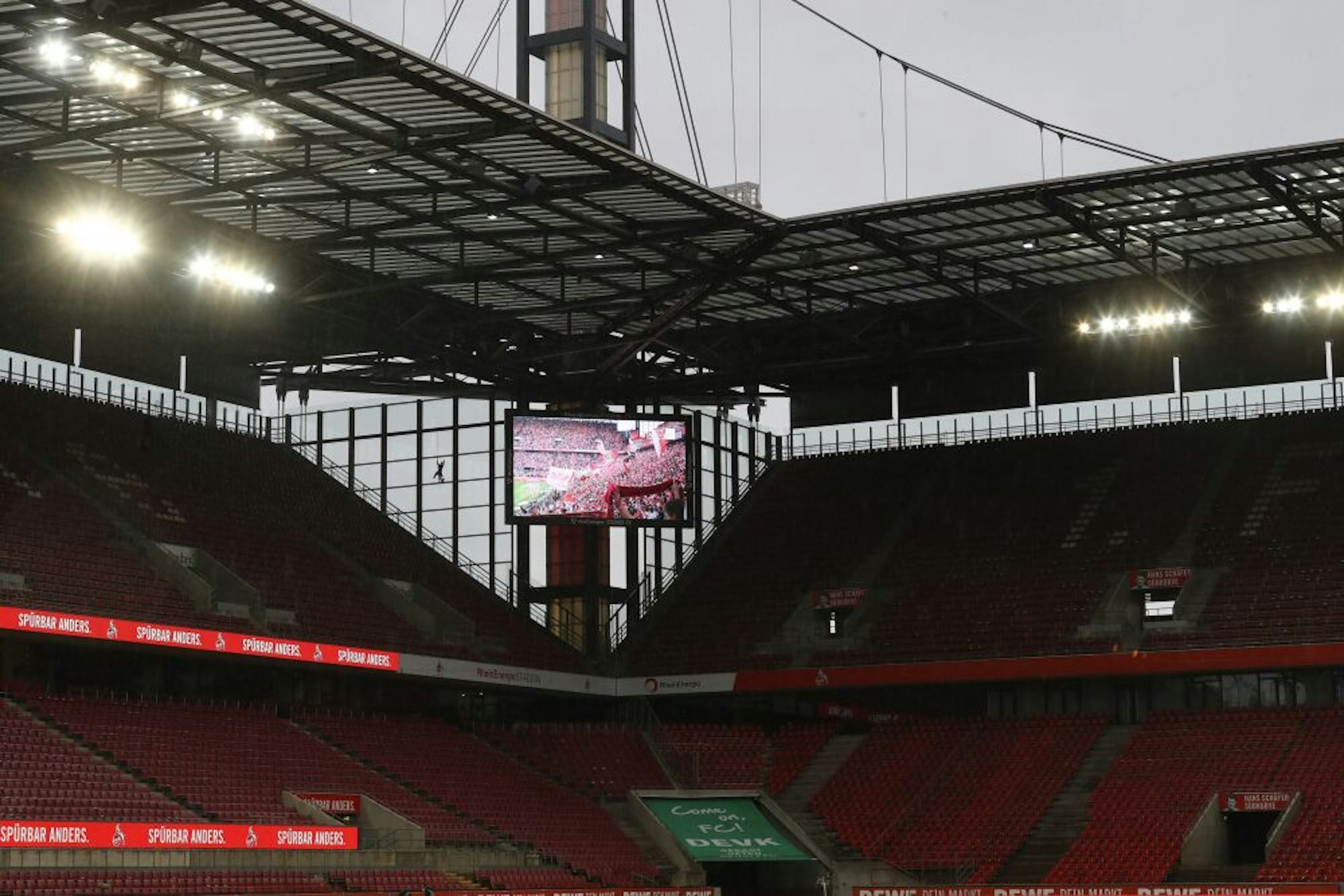 Nur eine schöne Erinnerung: Bilder der ausverkauften Arena flimmerten am Sonntag über die Videowand des leeren Rheinenergie-Stadions.