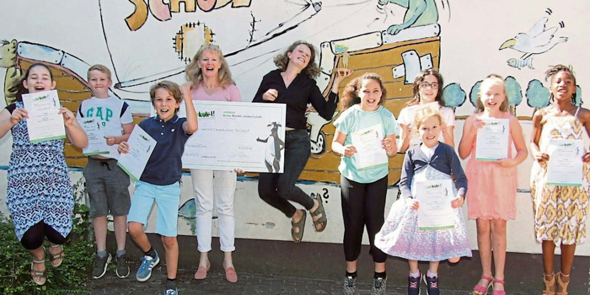 Freude über den ersten Preis: Schulleiterin Jessica Giebel (links) und Lehrerin Jule Wunderlich mit Kindern aus der Garten-AG der Janosch-Grundschule in Oberlar.