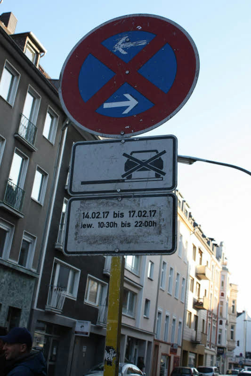 Mit Schildern werden Autofahrer auf Sperrungen hingewiesen.